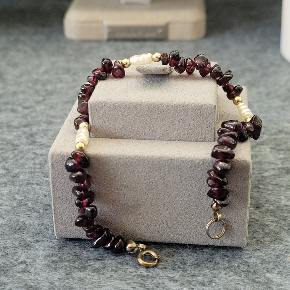 Vintage Garnet Chip Freshwater Pearl Beaded Bracelet Gold Tone 7in
